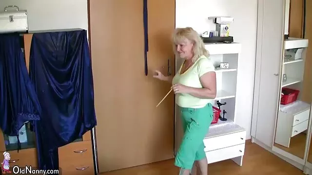 Nóng khiêu dâm, không giấy đăng ký  Nhóm tình dục với sec nguoi choi cho một người giúp việc và một cặp vợ chồng đã kết hôn