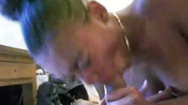 Nóng khiêu dâm, không giấy đăng ký  Người phụ nữ trải qua sự phun trào của tinh trùng trong miệng của một pim sec thu dam chàng trai trẻ