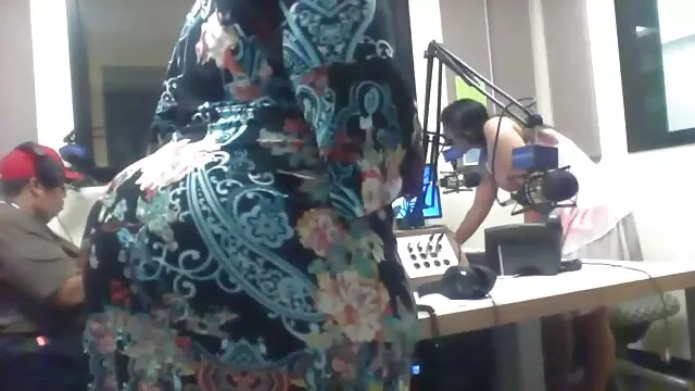 Nóng khiêu dâm, không giấy đăng ký  Người da đen nhét phim sec động vật vào hậu môn của một con đĩ