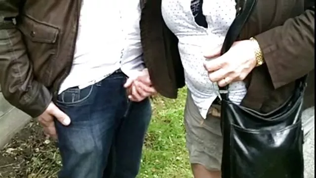 Nóng khiêu dâm, không giấy đăng ký  Xoăn đen người phụ nữ trả tiền với một L. với phim sec thu dam chủ nhà