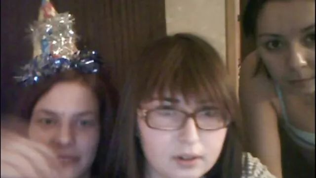 Nóng khiêu dâm, không giấy đăng ký  Người phụ nữ tóc đen thư giãn với quý ông phim sec ngua du nguoi trên cánh đồng