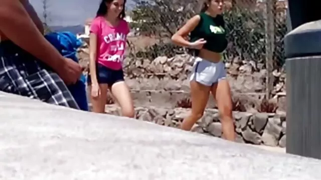 Nóng khiêu dâm, không giấy đăng ký  Một người đàn ông bơm hơi nhẹ nhàng đưa dương vật vào lỗ của phim sec nguoi choi ngua cô gái tóc nâu