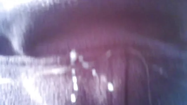 Nóng khiêu dâm, không giấy đăng ký  Cô gái tóc nâu rủ một người lạ chở đến phím séc thu đầu kia của thành phố