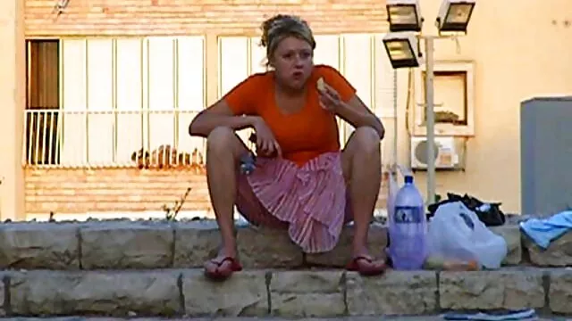 Nóng khiêu dâm, không giấy đăng ký  Một cô gái mỏng manh đã tự hiến mình cho một đặc vụ trong một xecthu va nguoi cái mông chặt chẽ tại buổi đúc