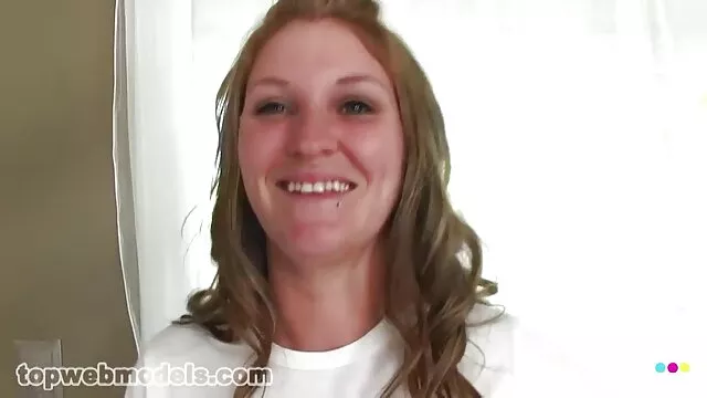 Nóng khiêu dâm, không giấy đăng ký  Brunette trong vớ có một cứng vòi nước trong cô ấy đít pim sec thu