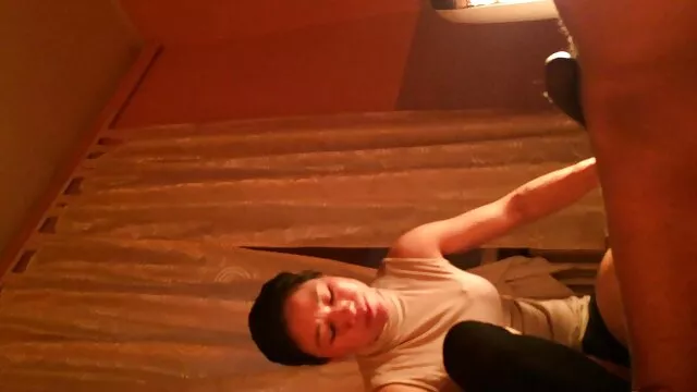 Người lớn, không giấy đăng ký  Cô gái ﻿sec thu nhảy trên vòi nước của người làm vườn